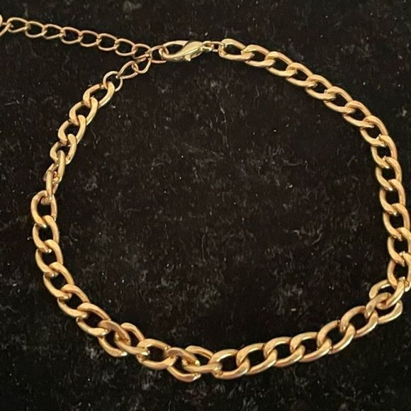 8” gold tone Figaro chain link bracelet with 2” extender - Picture 2 of 7